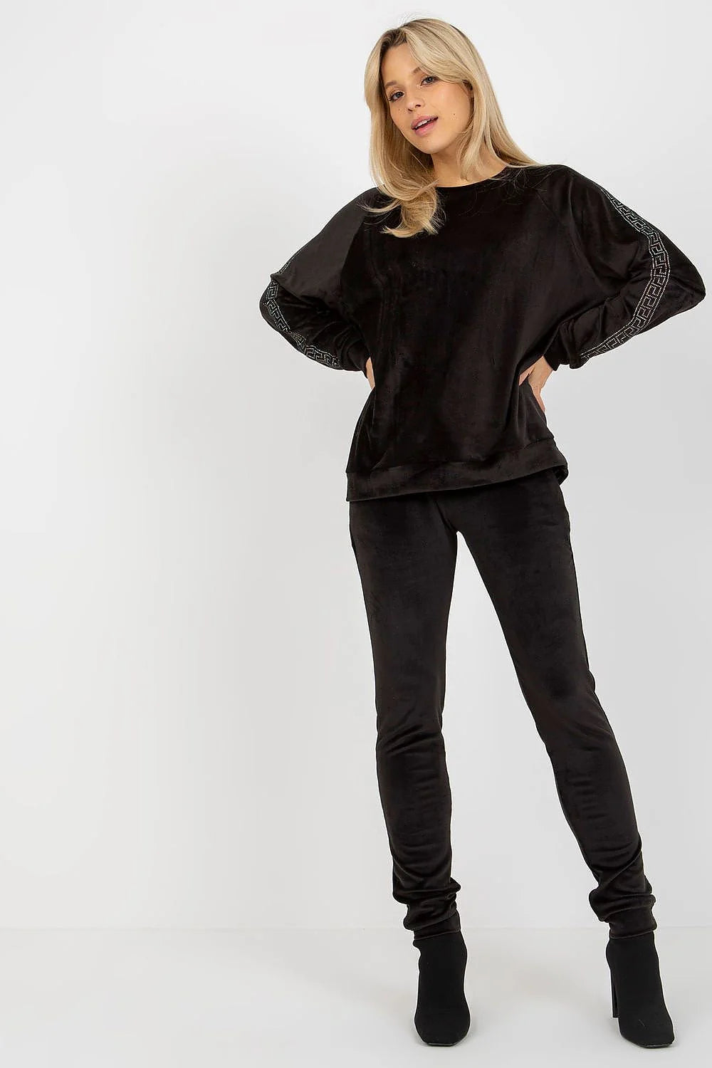 ensemble velours noir femme oversize col rond manches longues épaules tombantes strass géométriques pantalon slim fuselé cheville cordon