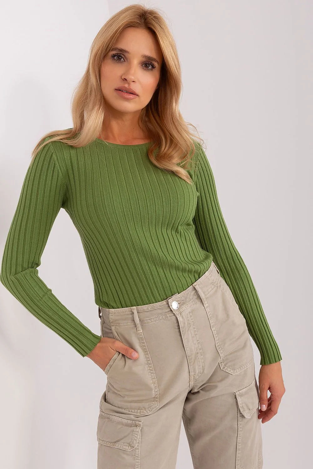 pull côtelé vert olive manches longues col rond maille fine extensible coupe ajustée taille régulière couture poignets ourlet élégant