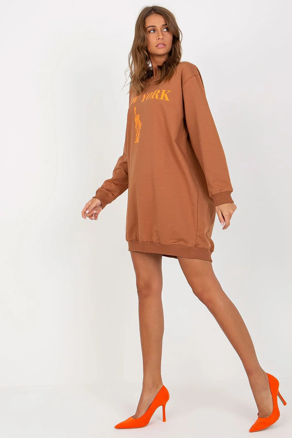 Robe sweatshirt oversize style urbain coloris marron détails NEW YORK Statue de la Liberté matériaux en coton polyester élasthanne confort mode femme