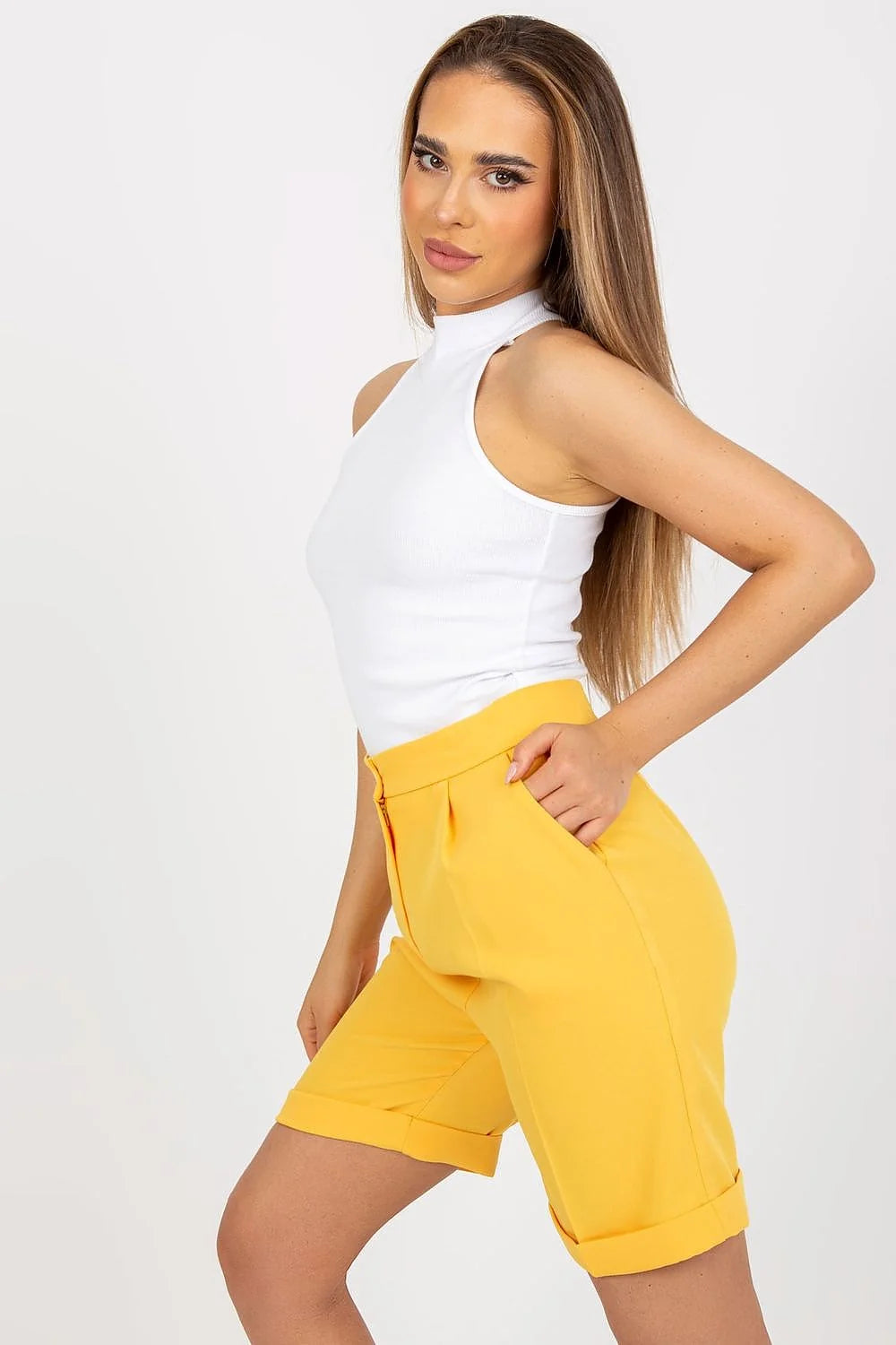 Haut sans manches col montant et short jaune vif tissu coton élasthanne mode femme occasion décontractée été