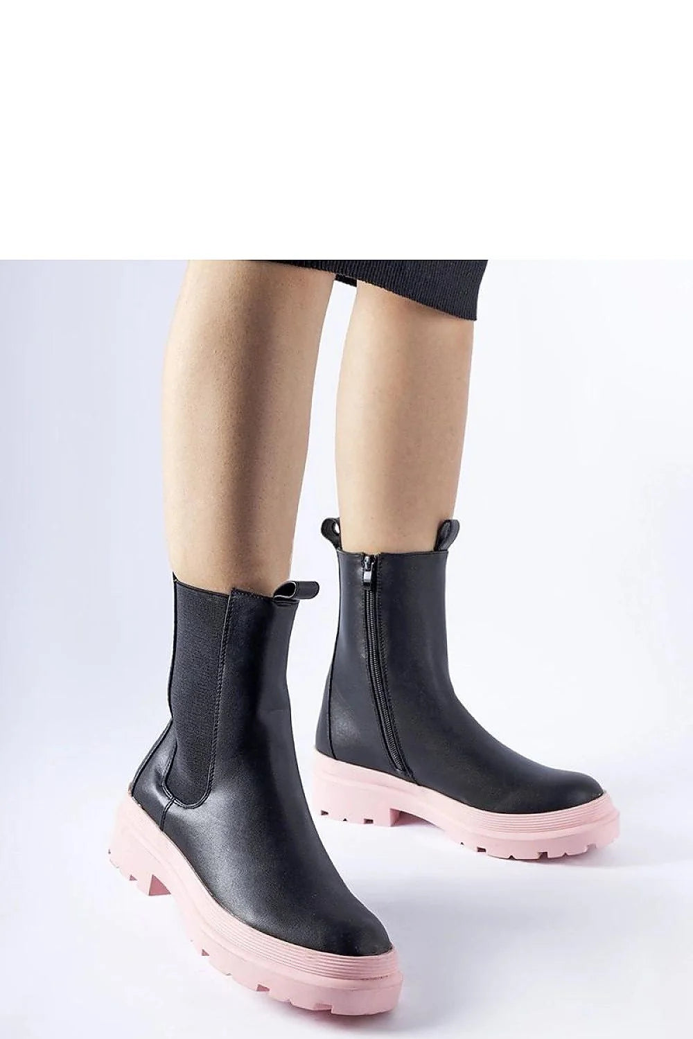 Bottines hiver style moderne noir semelle rose femme confort isolation coupe droite talon plat
