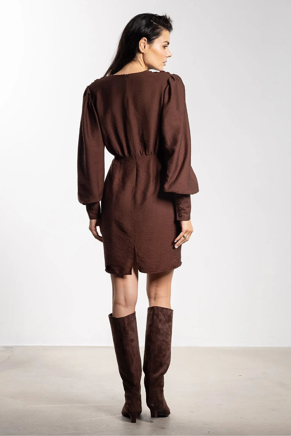 robe mini marron chocolat manches longues ballon poignets boutonnés décolleté plongeant taille cintrée plis élégante sexy