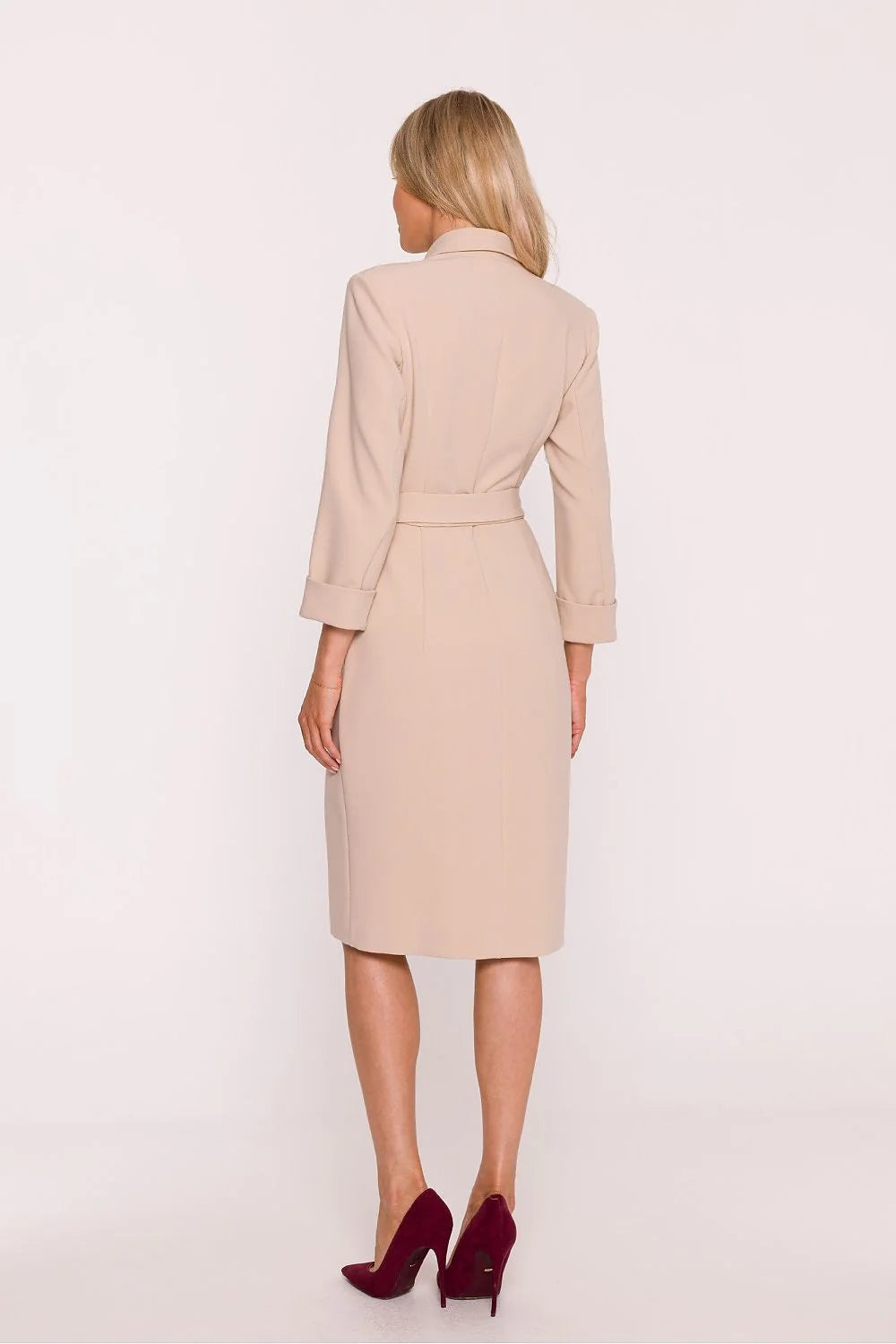 robe portefeuille tailleur croisé midi beige nude ceinture nouée manches longues poignets retroussés tissu lisse structuré tombé élégant ajusté droit