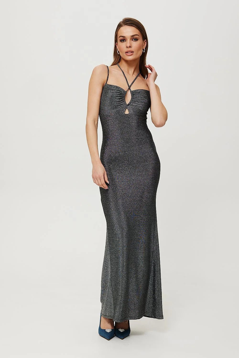 Robe de soirée élégante longue maille métallique buste ouvert bretelles croisées couleur grise femme