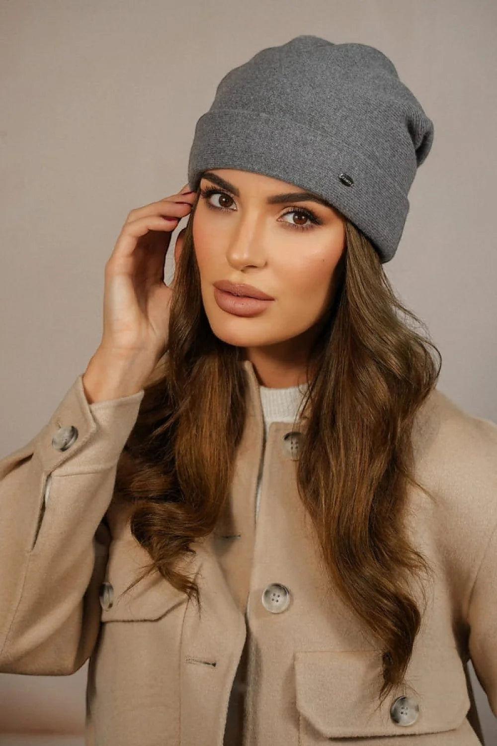 Bonnet en laine Kamea pour femmes, gris foncé, style élégant, coupe ample, conforturable, accessoire mode hiver