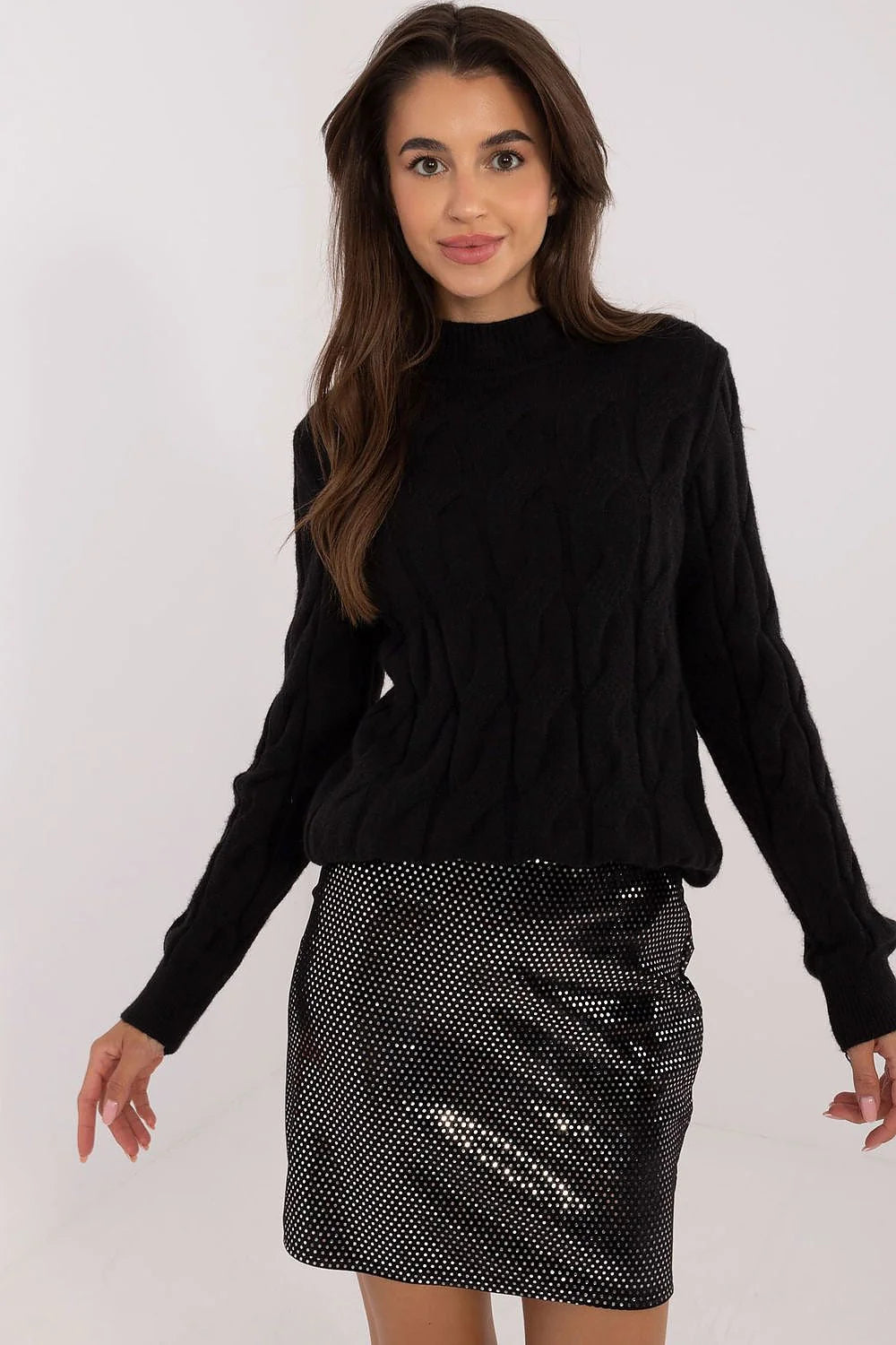 Pull torsadé en laine côtelé noir manches longues col roulé associé à jupe noire à pois argentés polyester femme