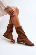 Bottines femme style estival élégant cuir suédé marron motif floral perforé tige ajustée semelle plate