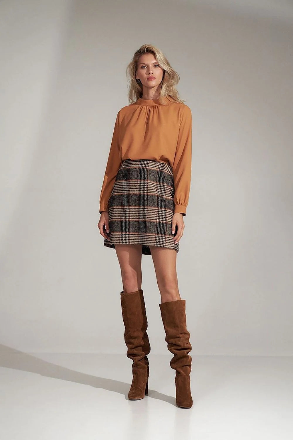 Ensemble chemisier blanc polyester jupe marron élégant mode professionnelle femme chic moderne allure sophistiquée