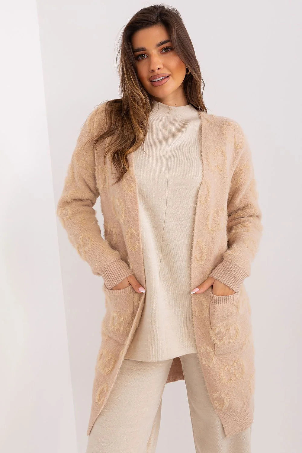 Cardigan femme style décontracté coupe longue teinte beige matière douce poches pratiques trims côtelés
