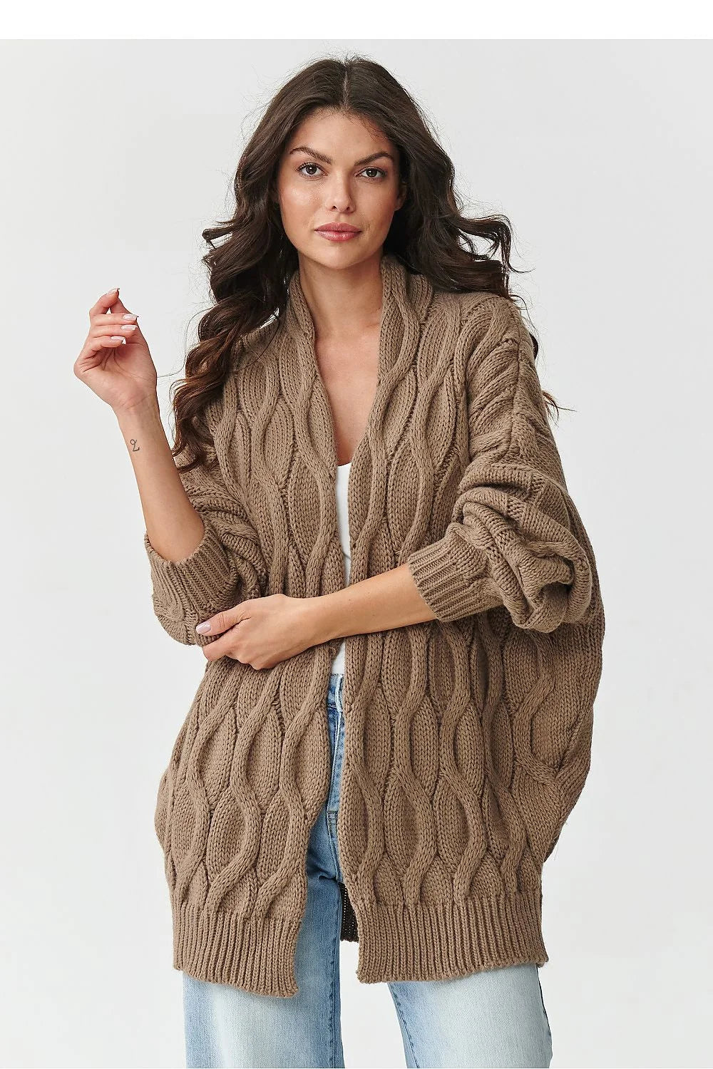 cardigan oversize long maille torsadée épaisse cocooning chaud confortable col châle ouvert manches bouffantes poignets côtelés taupe