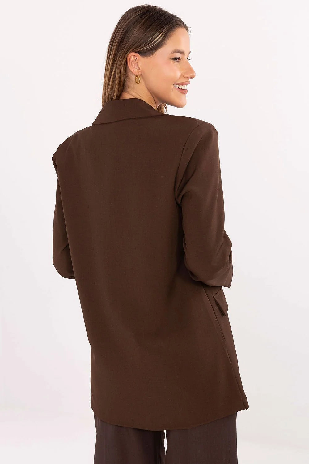 blazer femme longline marron chocolat col cranté coupe droite oversized fermeture bouton poche rabat manches longues tissu lisse silhouette structurée