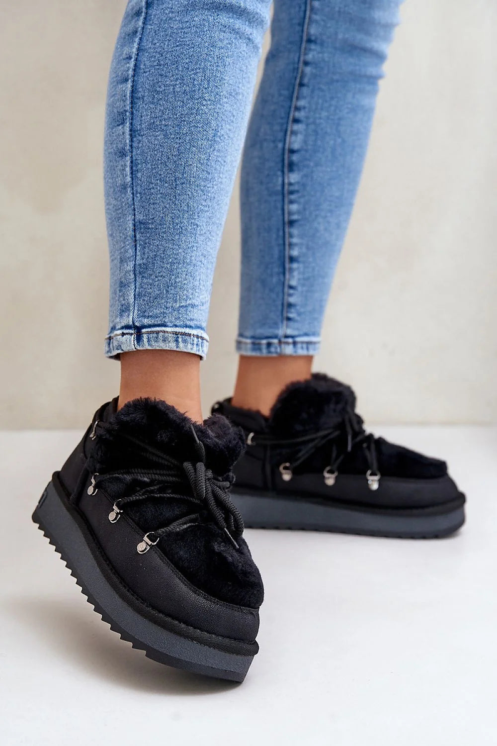 bottes neige femme cuir artificiel fourrées synthétique chaudes semelle caoutchouc crantée plateforme épaisse adhérente lacets œillets métalliques argentés