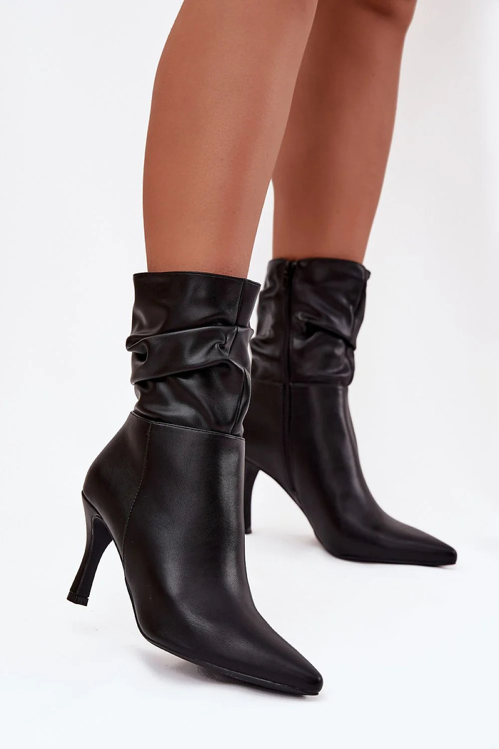 bottines mi mollet cuir artificiel noir tige plissée style slouchy finition satinée bout pointu fermeture éclair latérale talon aiguille fin