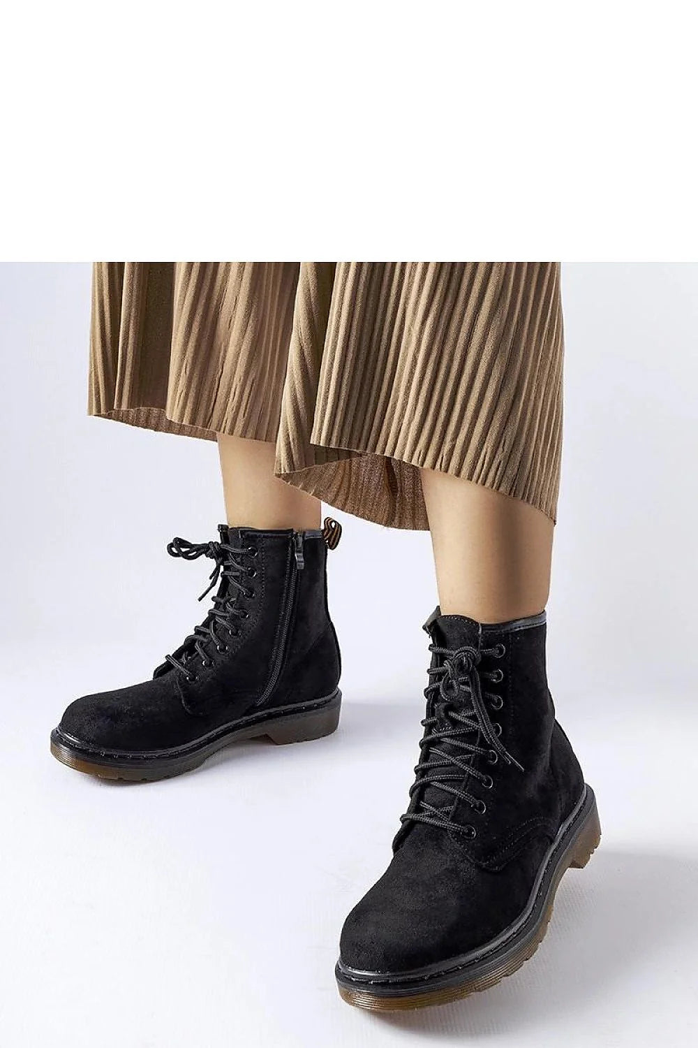 Bottines pour femmes en éco-daim noir talon plat semelle caoutchouc lacets noirs fermeture éclair latérale design classique urbain