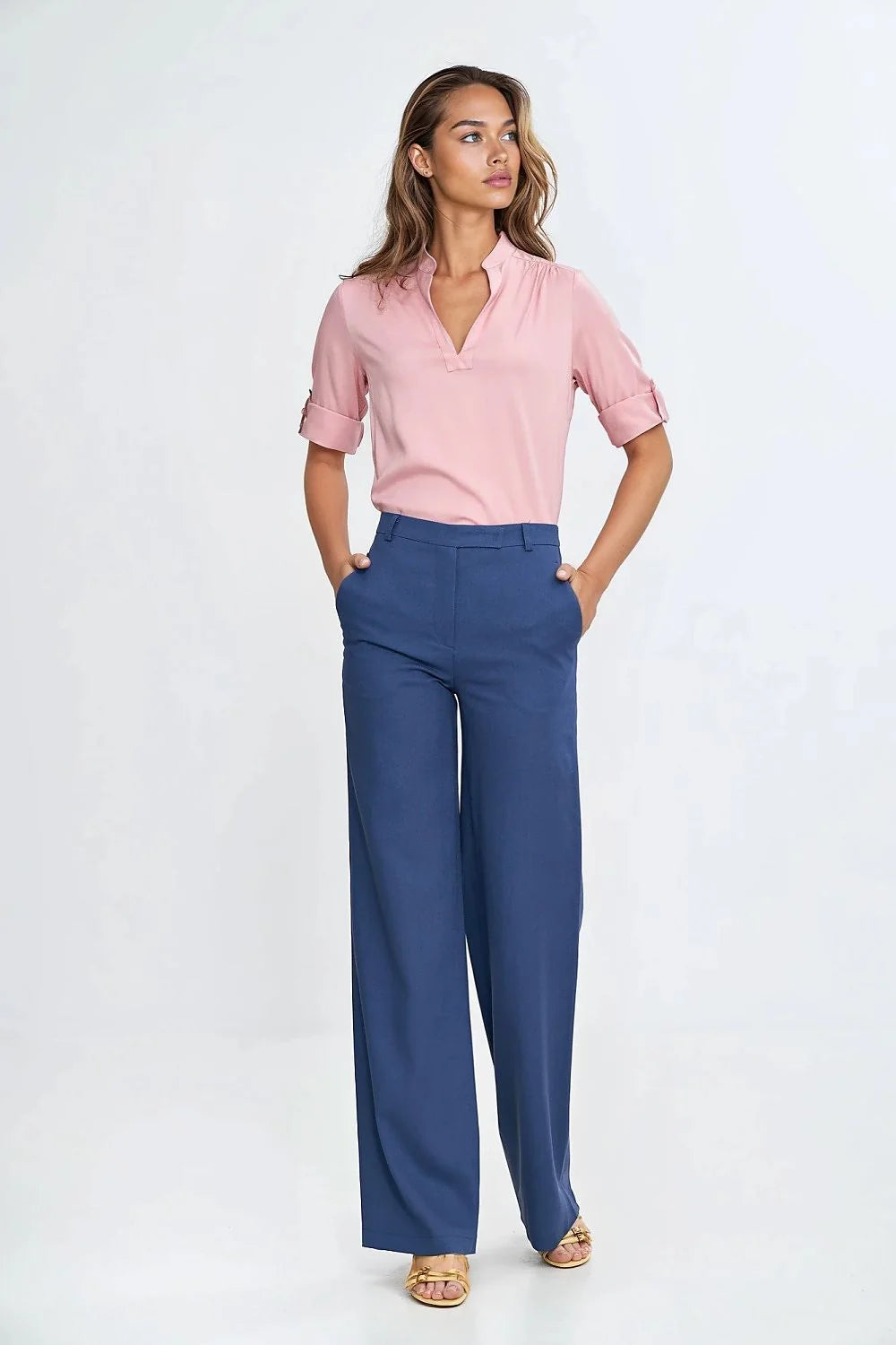 Ensemble chemisier et pantalon femme couleur rose pâle bleu vif coupe ajustée taille haute occasion professionnelle chic