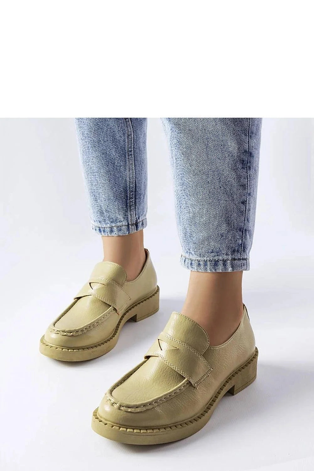 Moccasins élégants pour femmes design moderne cuir écologique beige clair coupe basse bride décorative semelle mince confort style polyvalent