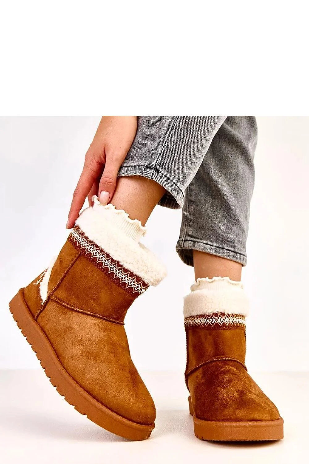 bottes fourrées femme suédine cognac bout rond slipon enfilage doublure sherpa blanc cassé broderie jacquard décorative semelle antidérapante