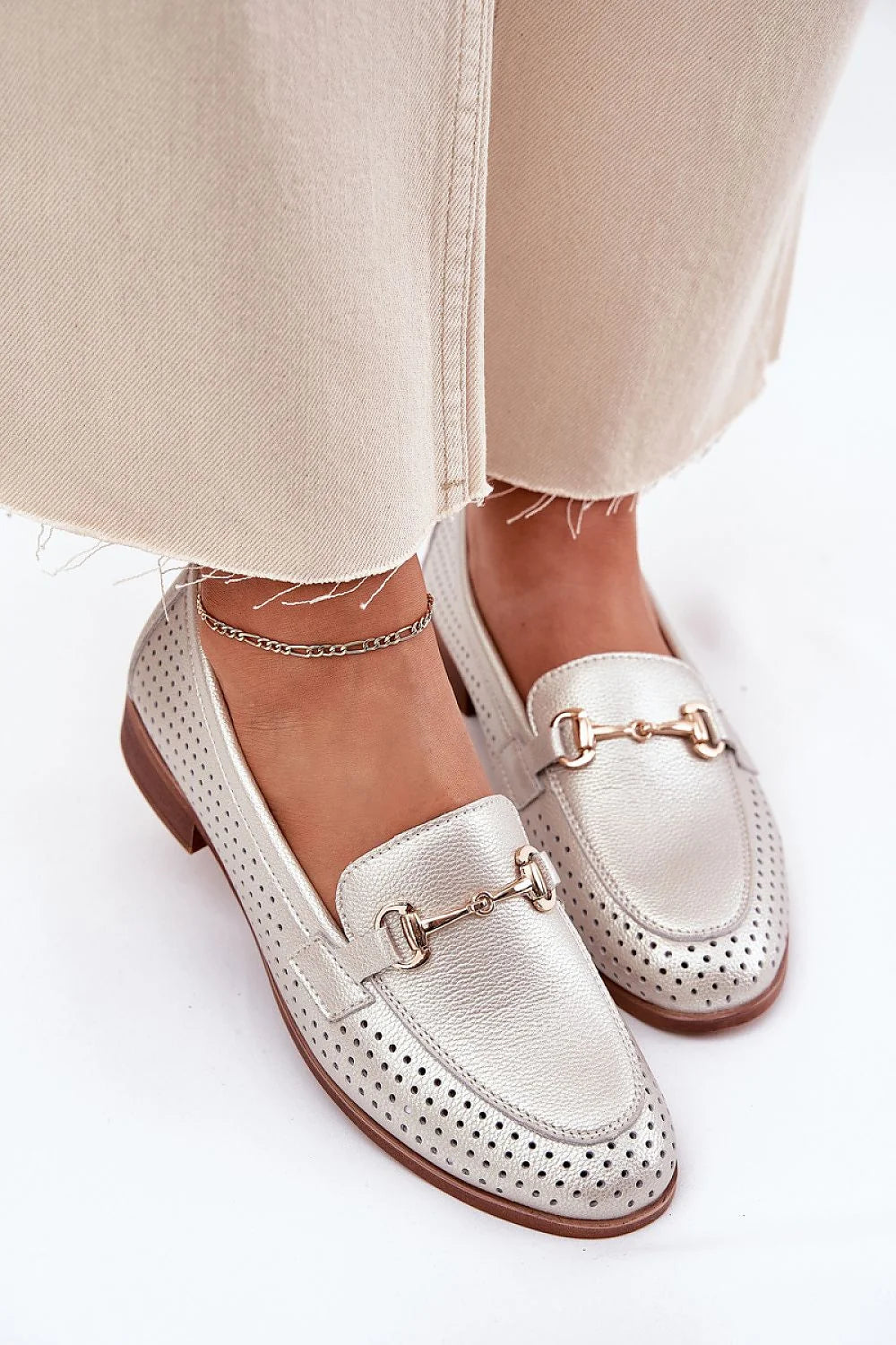 Chaussures basses élégantes pour femmes, cuir naturel, design raffiné, détails métalliques, confort optimal, style intemporel