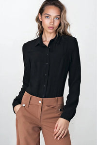 chemise body classique noire manches longues boutons discrets col pointu coupe ajustée tissu viscose fluide mat confortable taille haute bureau