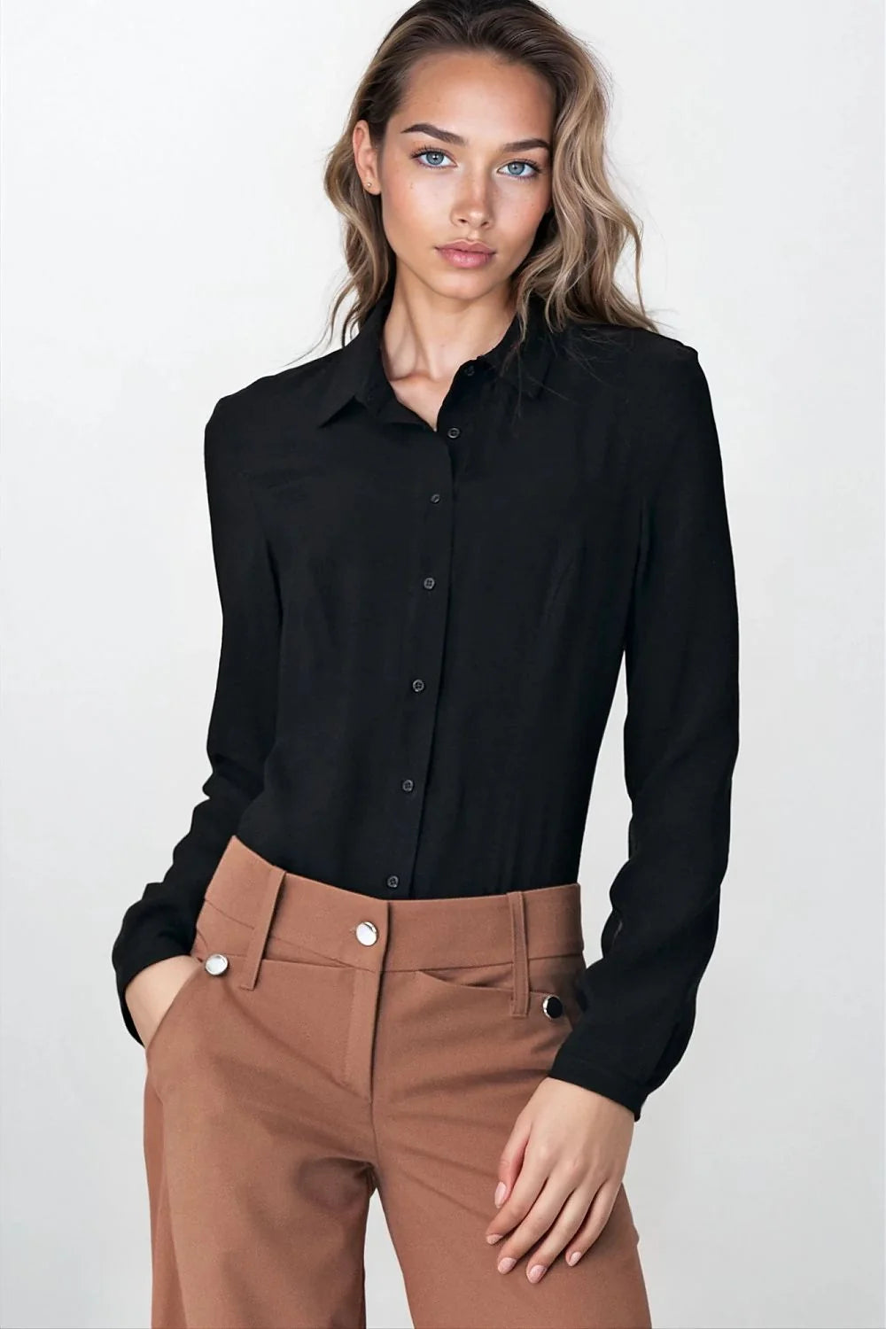 chemise body classique noire manches longues boutons discrets col pointu coupe ajustée tissu viscose fluide mat confortable taille haute bureau