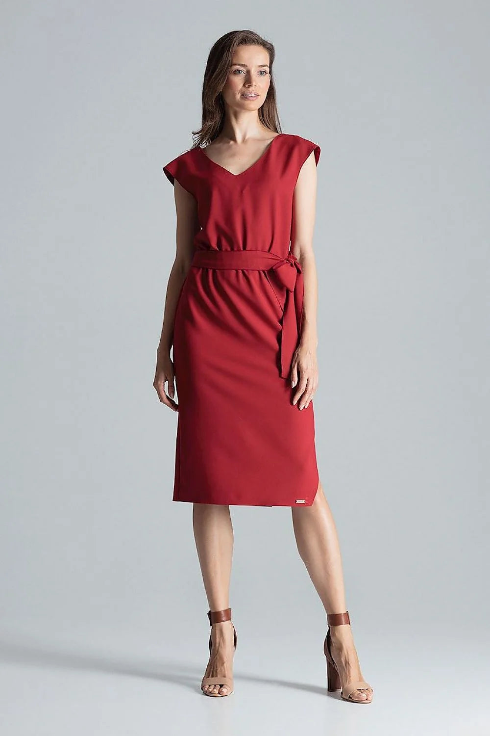 robe midi bordeaux polyester fluide mate nondoublée colV ceinture asymétrique fente manches courtes fourreau ajustée élégante chic contemporaine