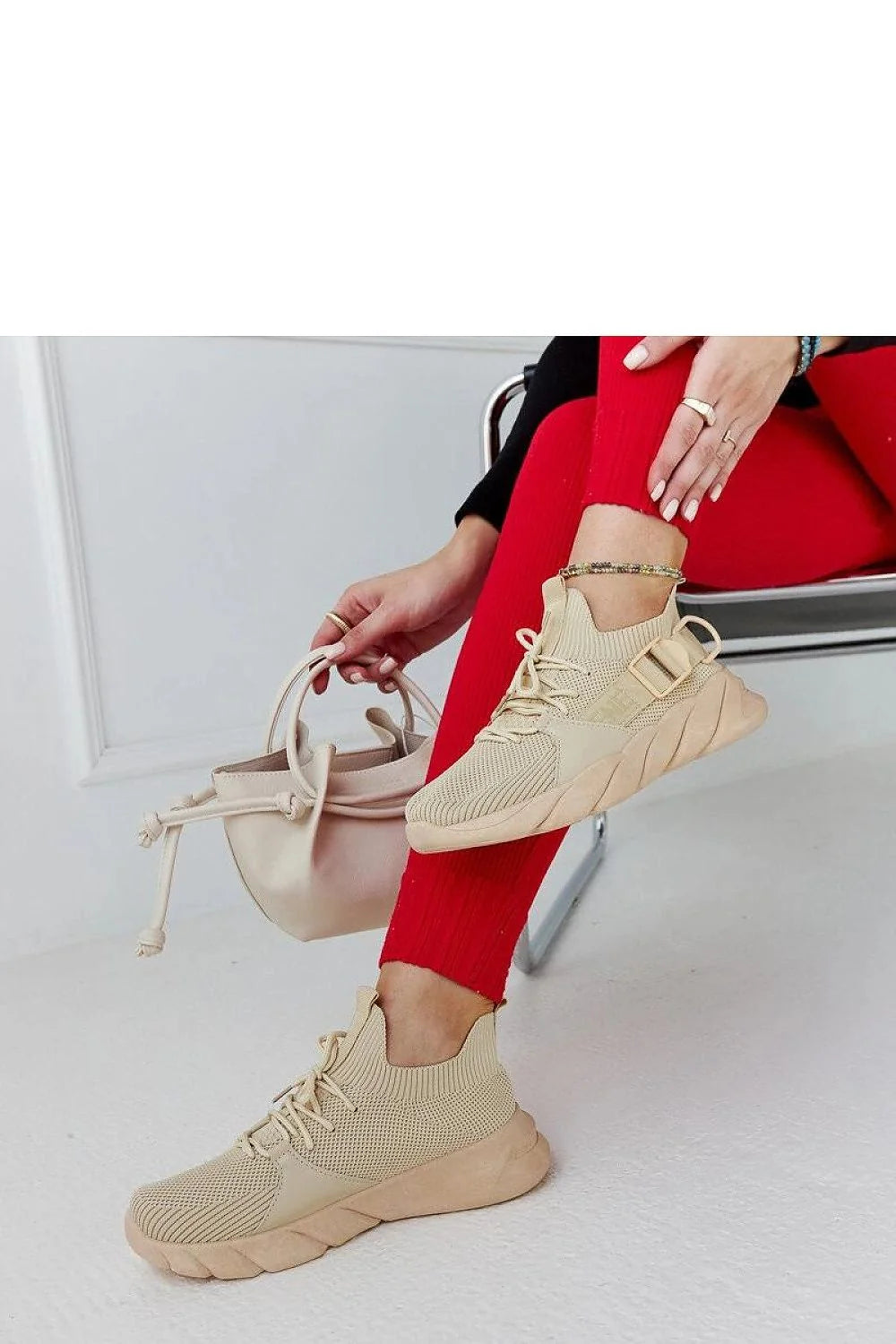 Baskets pour femmes design moderne épuré silhouette compacte tige maille beige clair semelle caoutchouc robuste fermeture lacets cordelette ajustable