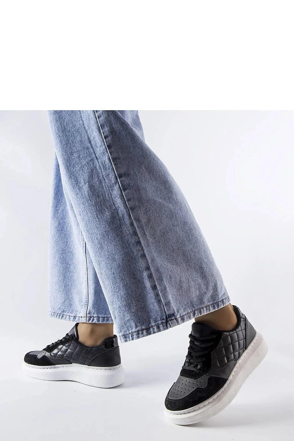 Baskets pour femmes design moderne tendance cuir synthétique textile noir matelassé perforé semelle caoutchouc blanche lacets noirs polyvalentes occasion quotidienne sport urbain style élégant
