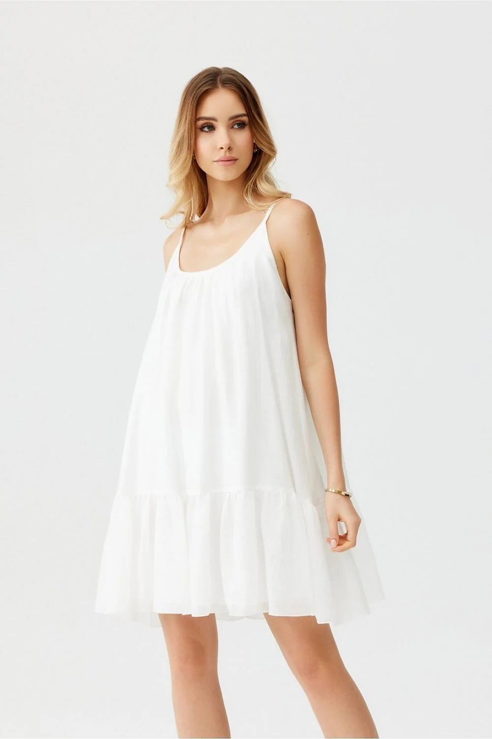 Robe de jour féminine décontractée en coton blanc pur à volants effet tiered col rond bretelles fines longueur au-dessus du genou pour femme