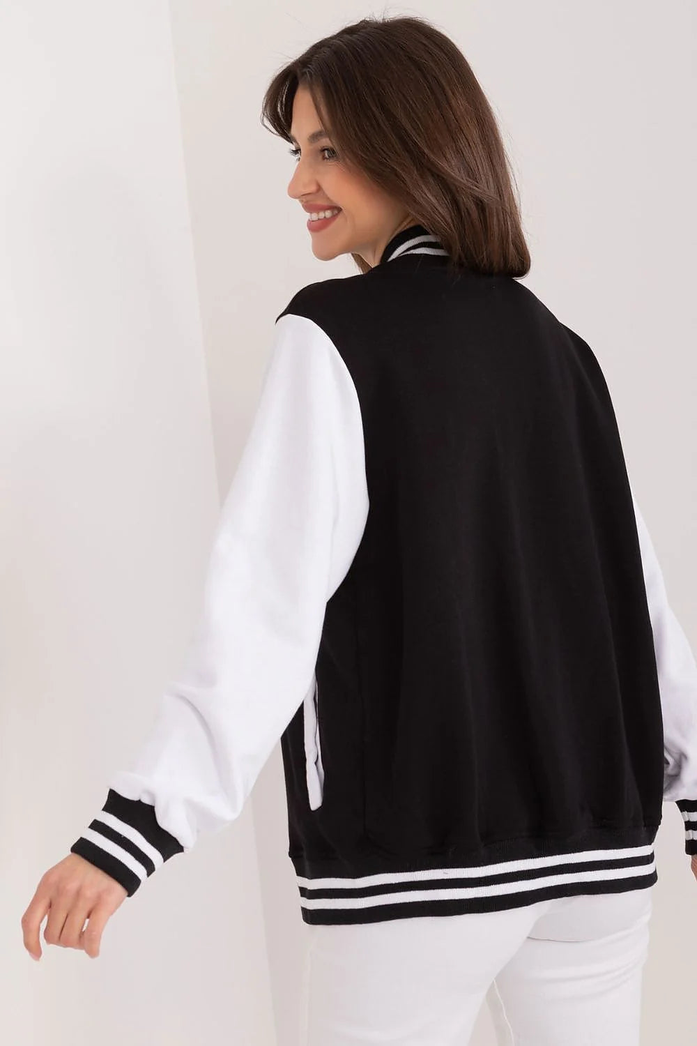 Blouson varsity style pour femme noir et blanc contrasté lettre A fermeture boutons pression côtelé manches blanches synthétique casual sporty