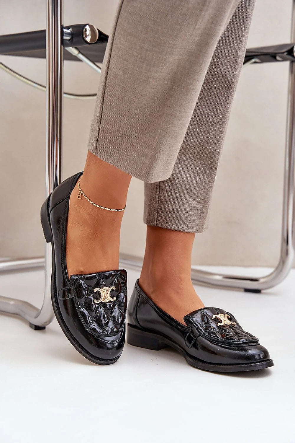 Mocassins élégants en cuir noir pour femmes, style classique, détails dorés, confort toute la journée, occasions diverses, mode intemporelle