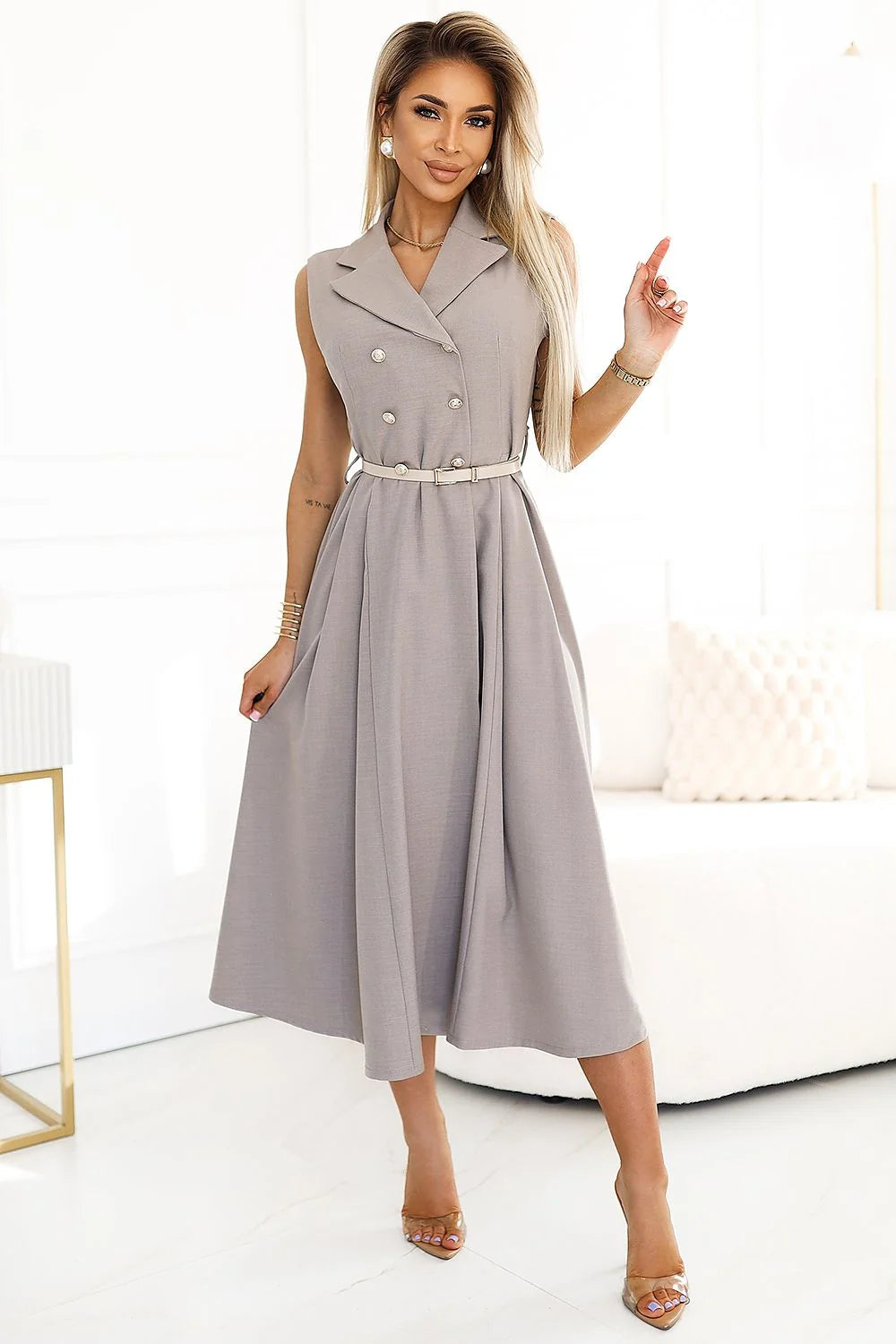 Robe de jour élégante mi-longue sans manches col en V gris clair ceinture métallique femme occasionnels