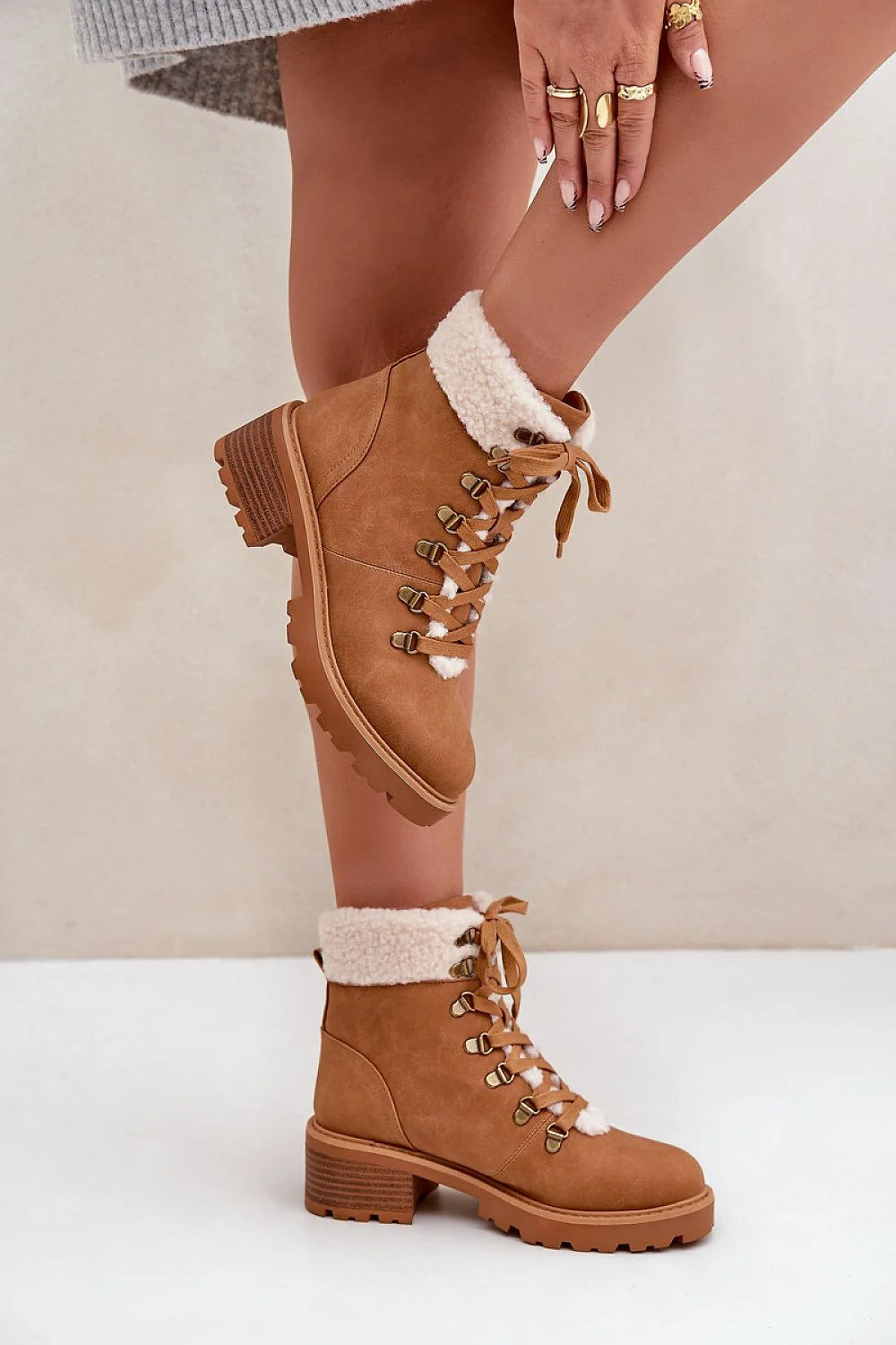 Bottes trappeur Step in style en suédine marron camel, doublure fourrure blanche, talon carré 4-5 cm, semelle crantée, lacets marron dorés, idéales pour promenades hivernales et tenues décontractées ou habillées