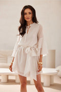 Robe cocktail style bohème chic manches volantées décolleté V ceinture ajustable tissu léger blanc femmes