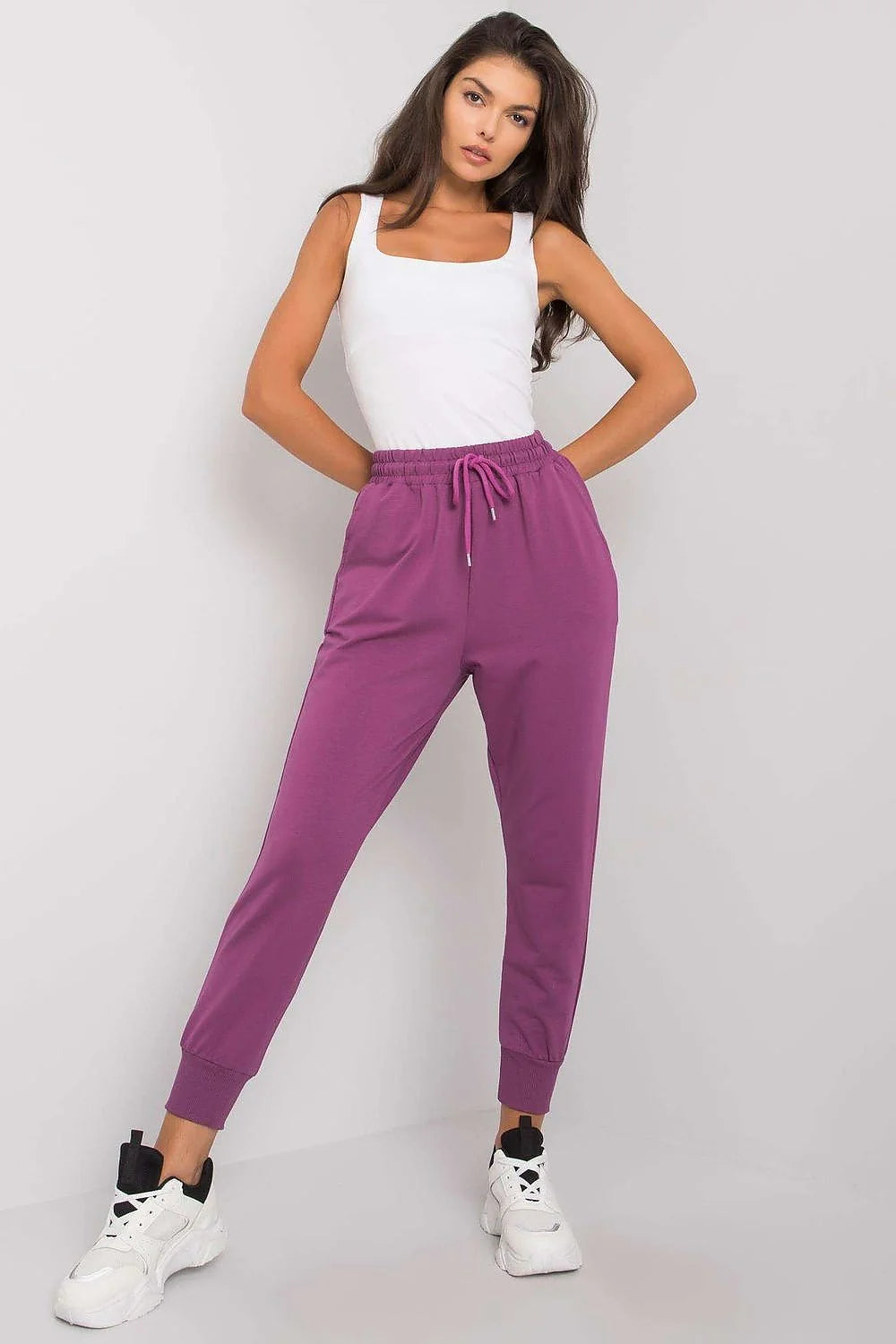 Pantalon survêtement Fancy pour femmes, style moderne, confortable, taille élastique, polyester et coton, poches latérales, finitions côtelées, occasion quotidienne, look sportswear