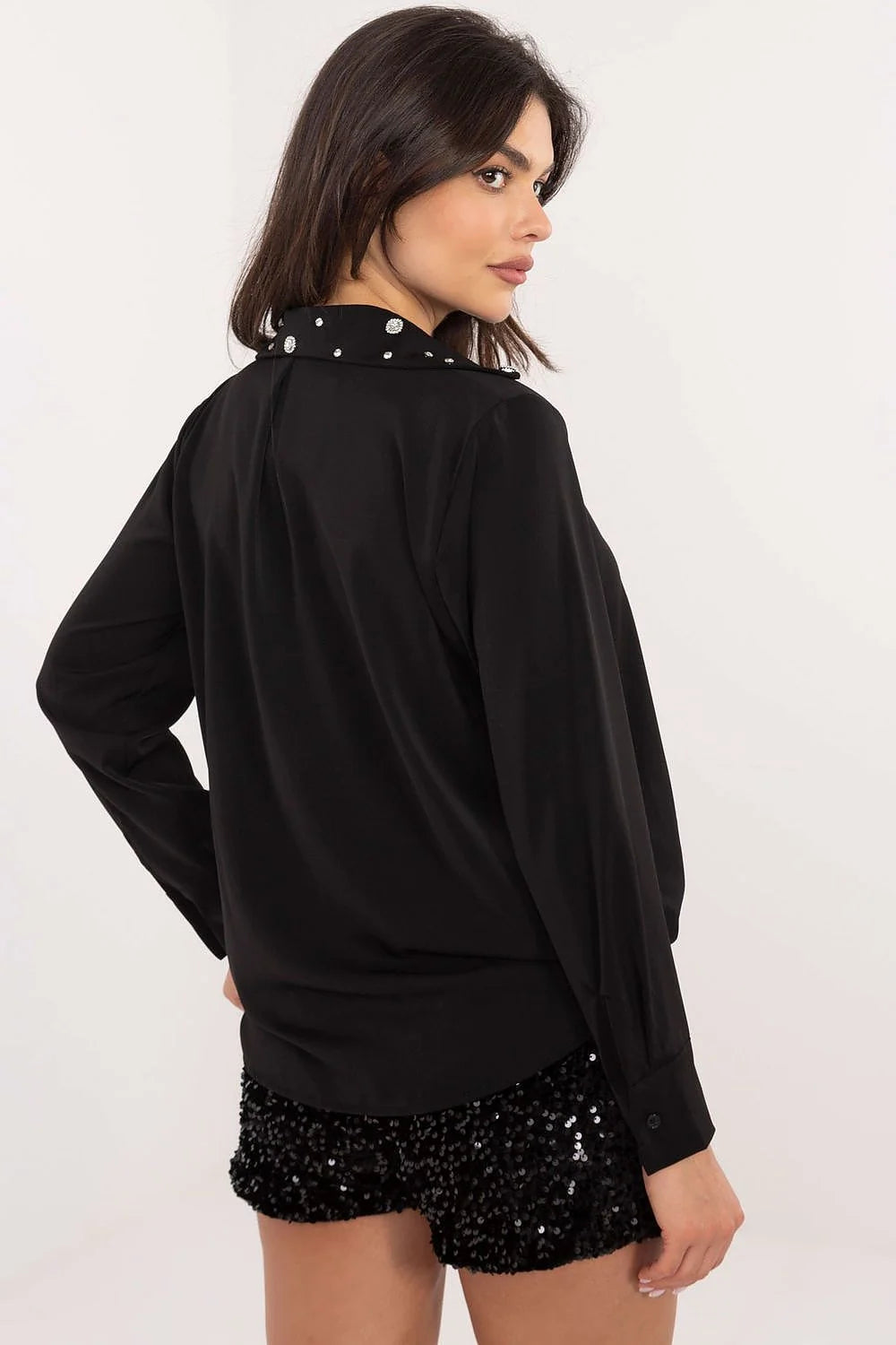 combinaison chemisier short paillettes manches longues épaules boutonnées col V drapé satiné fluide noir ajusté scintillant glamour soirée festive élégant