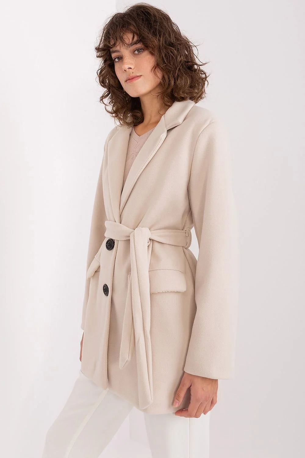 Manteau Och Bella classique beige clair polyester coupe droite col à revers ceinture manches longues boutons noirs poches à rabat pantalon blanc large fluide plis chaussures plateforme noires