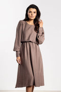 robe midi taupe fluide satiné évasée tombé naturel encolure ronde manches longues bouffantes poignets boutonnés taille élastiquée décontracté chic élégante