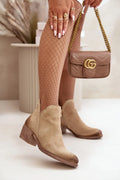 bottines femme daim naturel beige taupe western bout arrondi empeigne découpée surpiqûres soignées talon bloc semelle bois doublure fourrure chaude