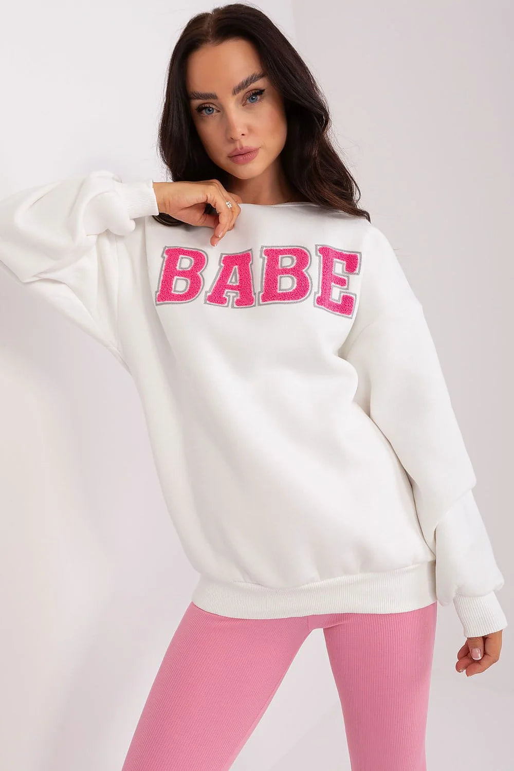 Sweatshirt femme oversize motif texturé rose vif lettres BABE coton polyester confortable manches longues encolure ronde