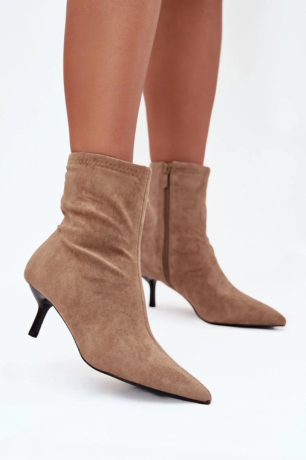 bottines femme cheville suédine écologique taupe bout pointu silhouette effilée talon bas fin fermeture éclair latérale tige stretch froncée semelle