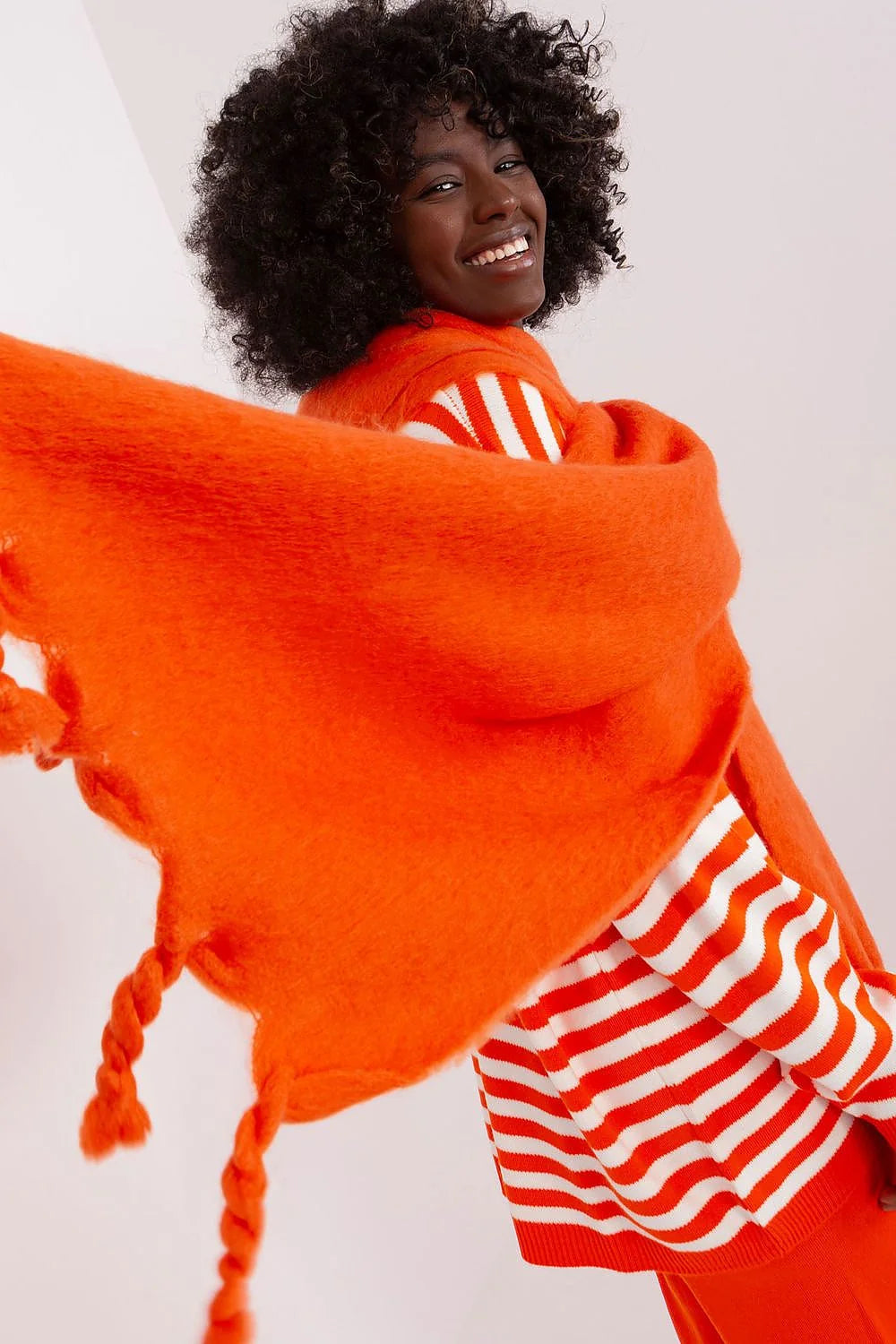 ensemble mode femme pull rayures écharpe laine pantalon orange vif oversize maille duveteuse franges tressées manches longues ample