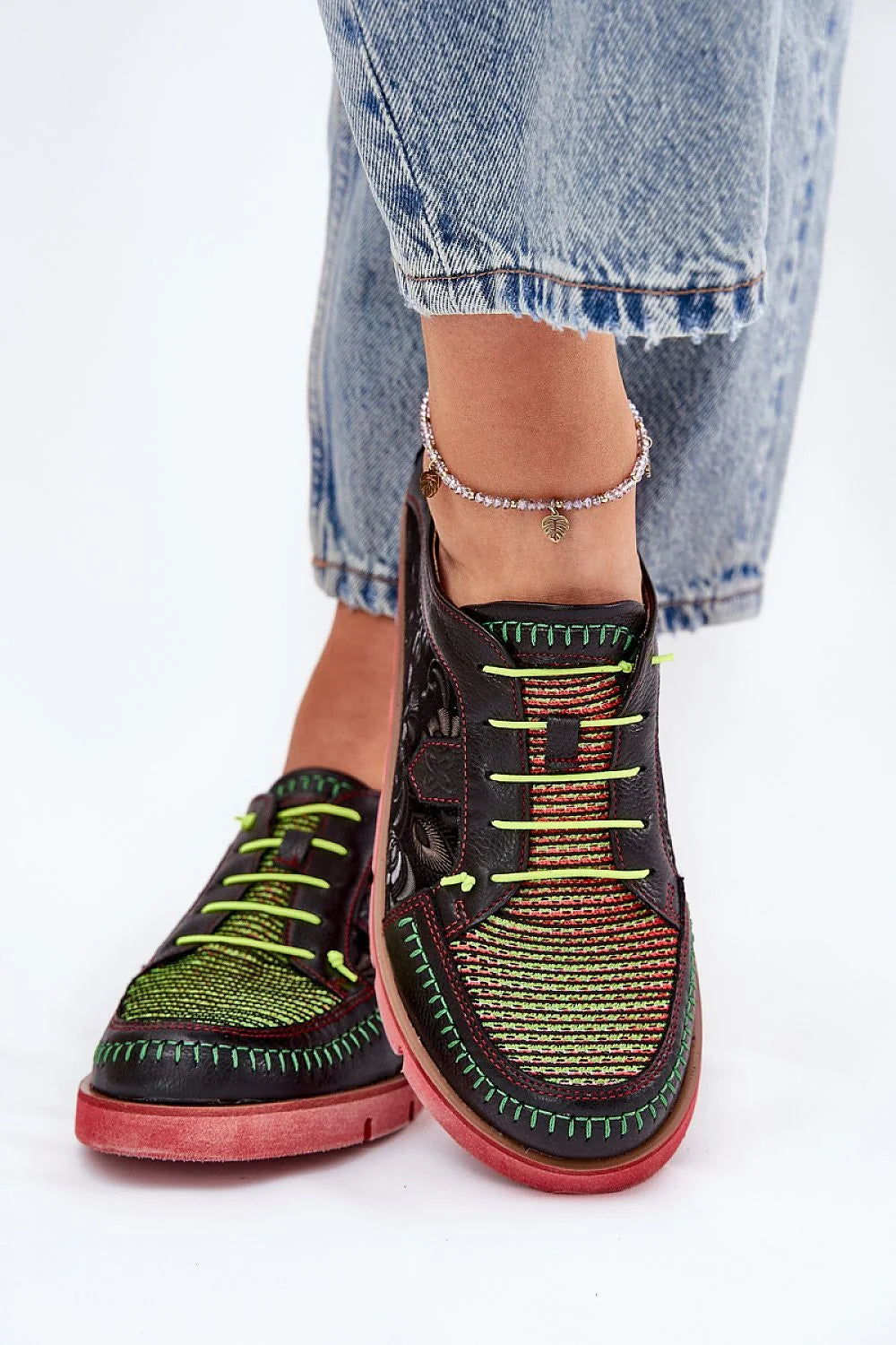 sneakers basses femme cuir noir embossé floral brodé mesh vert fluo lacets néon bout rond semelle crantée rouge confort