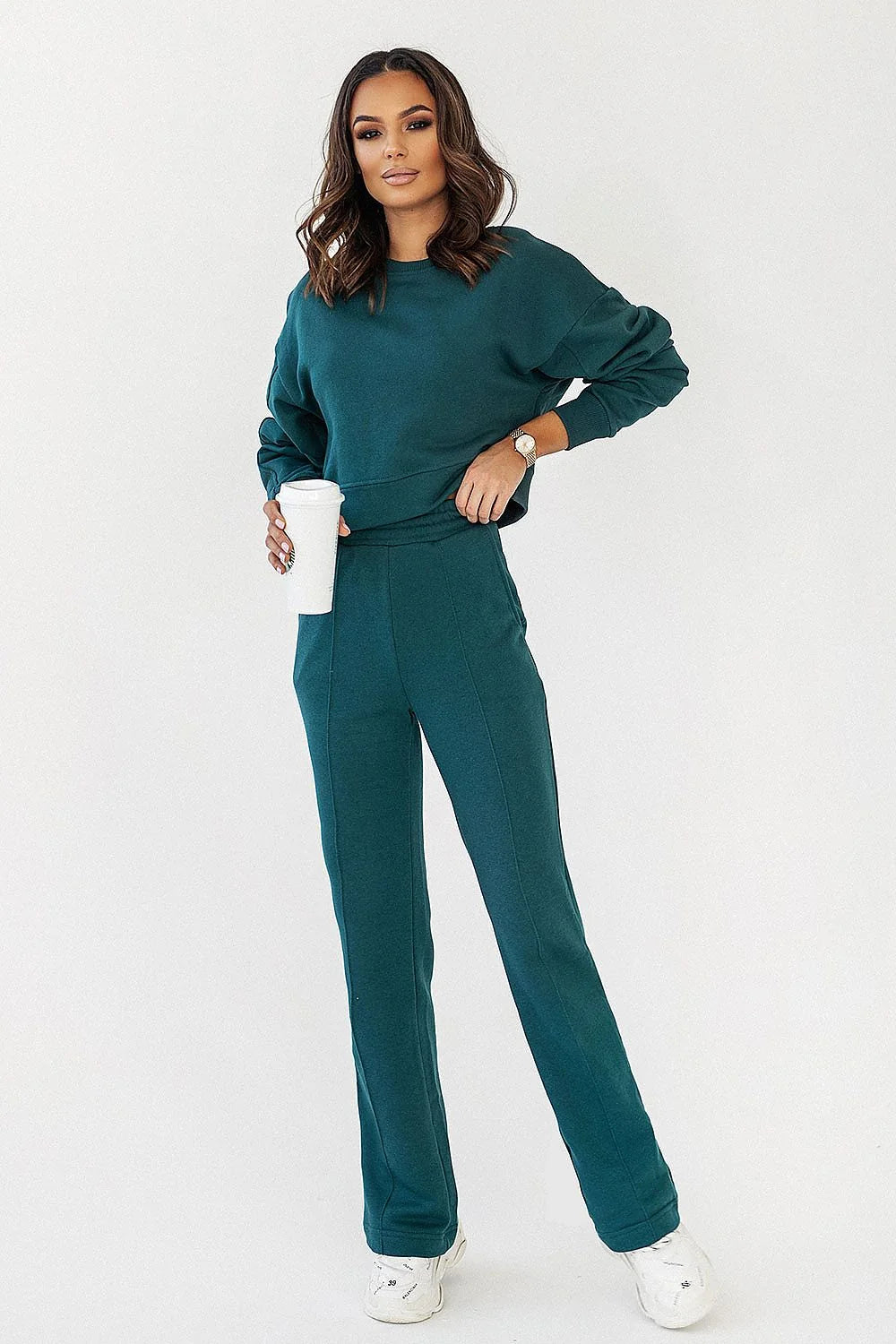 Pantalon survêtement IVON femme, style décontracté, coton élasthanne, taille haute, poches latérales, couleur verte émeraude, coupe droite, élastique confortable, look intemporel, occasion quotidienne, élégance subtile, vêtement polyvalent, mode féminine