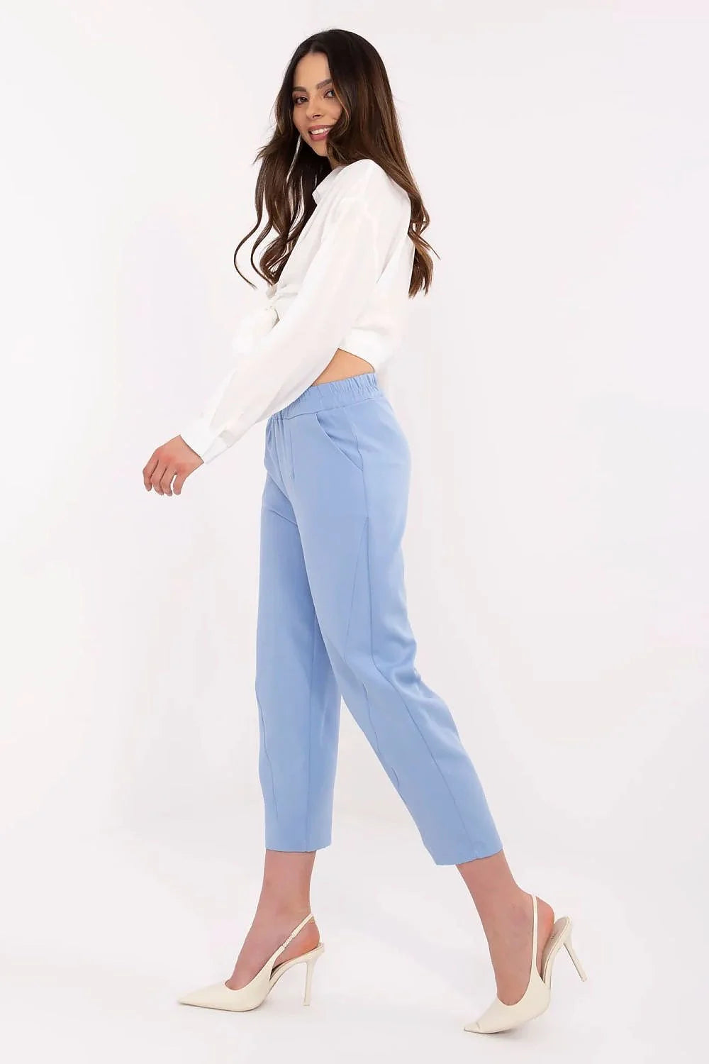 Tenue élégante moderne pour femme: blouse blanche nœud audacieux et pantalon tailleur bleu ciel
