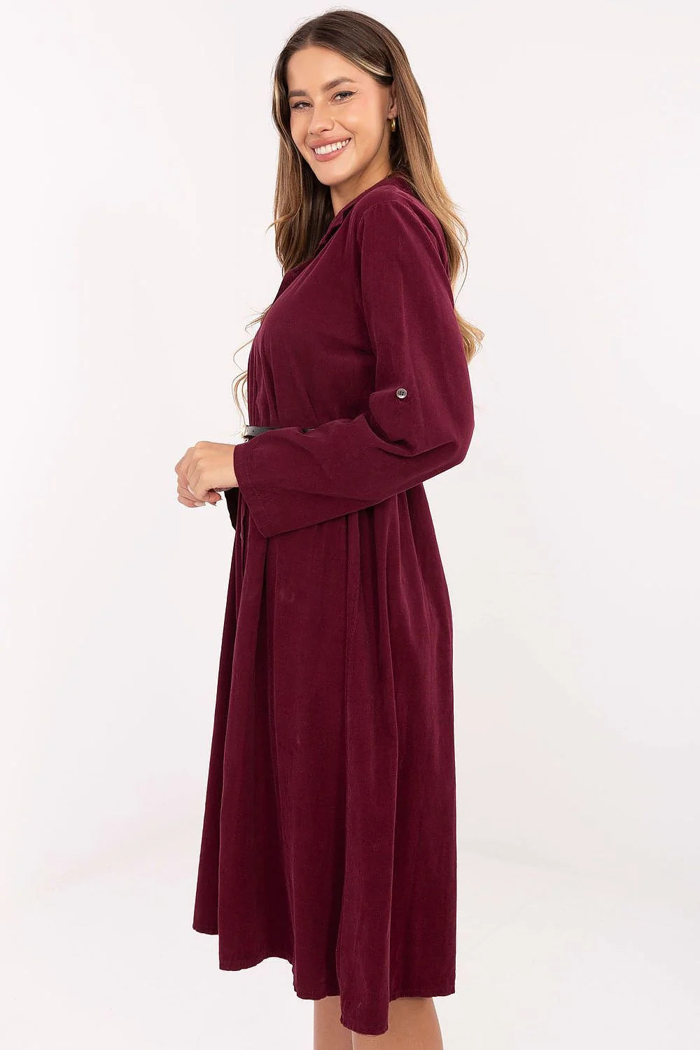 robe chemise midi velours bordeaux boutonnée manches longues col chemisé fente centrale évasée ceinture fine noire boucle dorée
