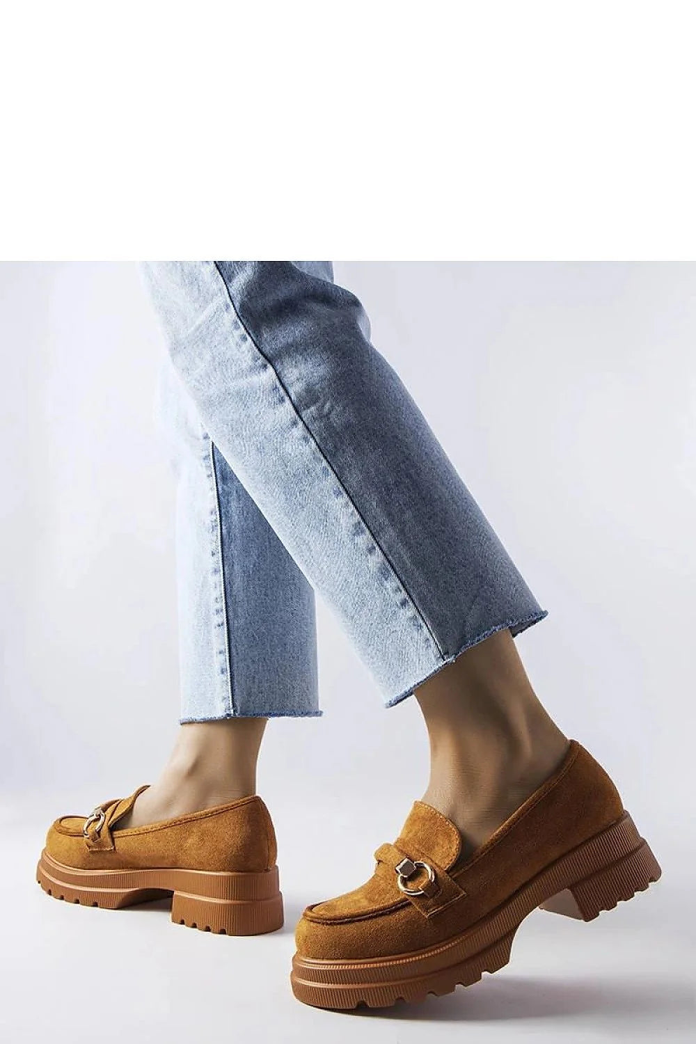 Mocassins élégants pour femmes en cuir suédé camel, semelle épaisse crantée, détails métalliques dorés, style classique moderne, occasions décontractées et professionnelles