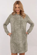 Robe de jour style décontracté coupe droite manches longues capuche ajustable couleur olive coton élasthanne poches latérales confort moderne vêtement femme mode casual usage quotidien versatile
