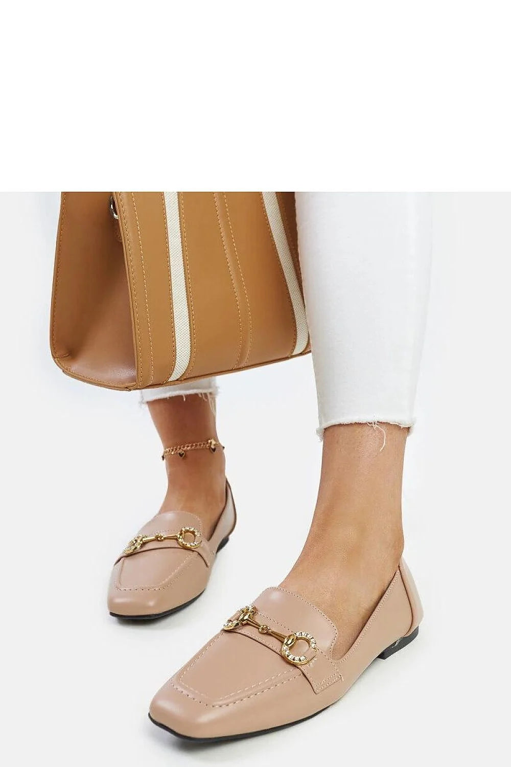 Mocassins pour femme classique élégant cuir écologique beige boucle métallique dorée semelle noire printemps été