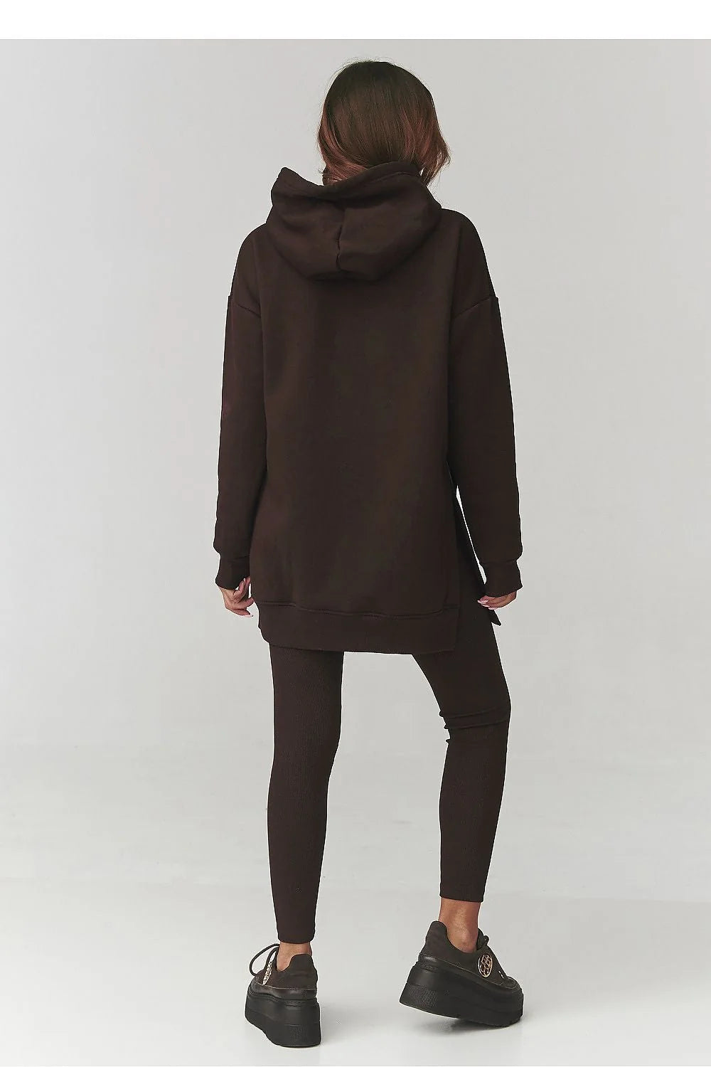 ensemble sweat capuche oversize long marron chocolat molleton doux poche kangourou poignets bordcotes fentes laterales leggings cotelés moulants stretch confortable