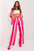 ensemble tailleur femme blazer oversize pantalon taille haute palazzo rayures verticales fuchsia blanc ceinture boucle recouverte tissu léger moderne audacieux